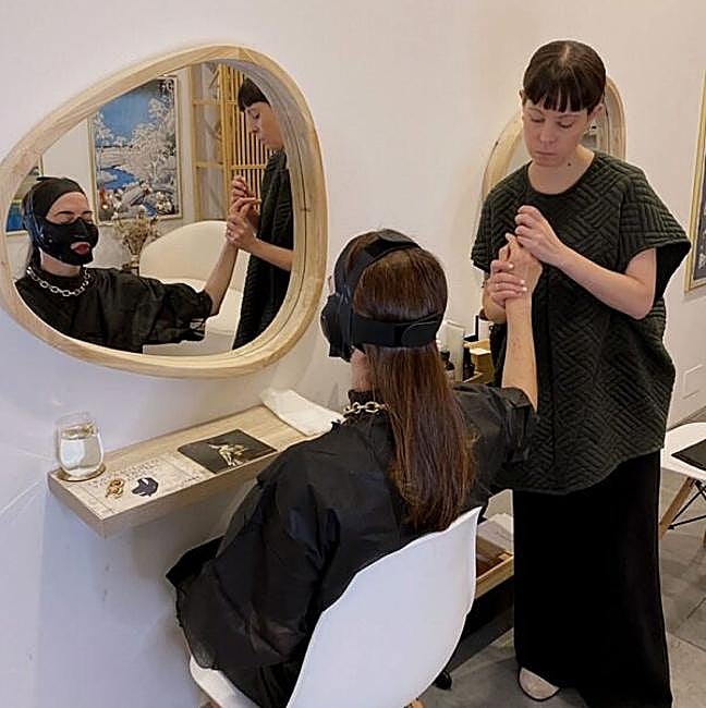 Así se aplica esta herramienta de masaje japonés a Tsuki.